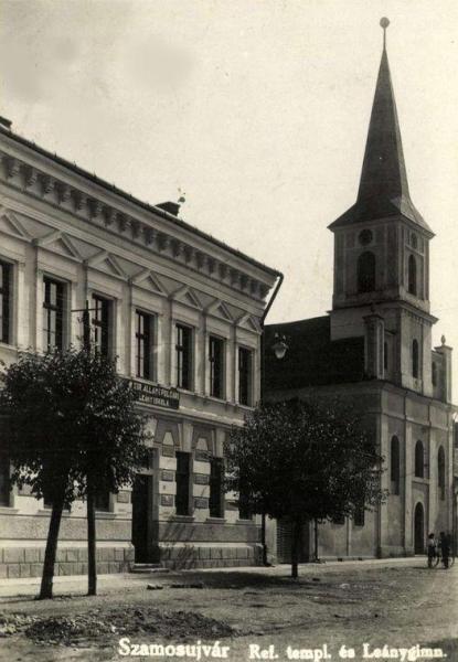 A szamosújvári polgári leányiskola épülete a református templom mellett