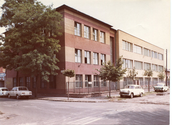 A Telmes Ktsz. műhelyépülete a Marx (Darányi Ignác) és a Madách Imre utca sarkán az 1970-es évek elején